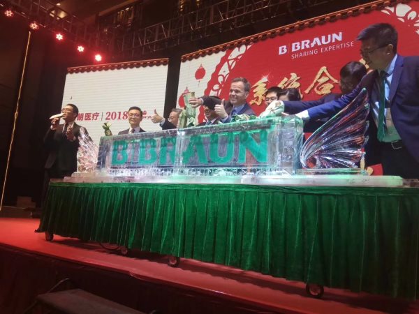 注酒冰雕倒酒 注酒冰雕倒酒